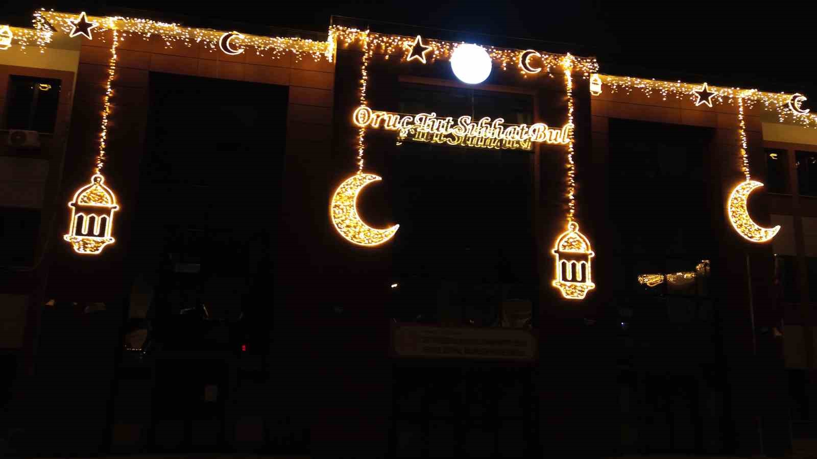 istanbulda bu yil okullarin sadece ici degil disi da ramazanla aydinlandi 2 PJR4e9D5