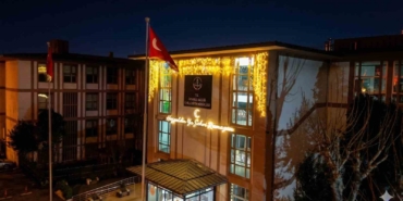 istanbulda-bu-yil-okullarin-sadece-ici-degil-disi-da-ramazanla-aydinlandi-tuXX83vC.jpg