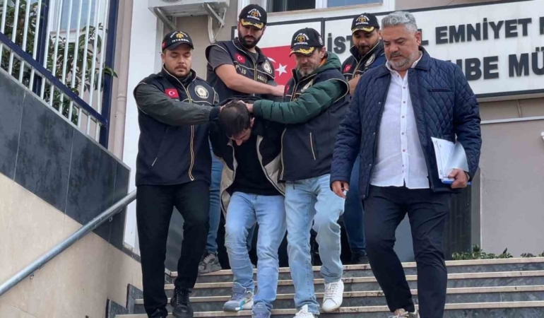 istanbulda-cinayet-ani-kamerada-kamyonetin-onunu-kesip-surucuyu-oldurduler-bitliste-yakalandilar-Mlj5IFEp.jpg