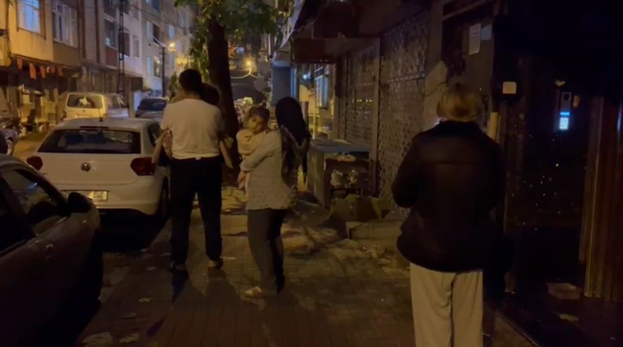 istanbulda depremi hisseden vatandaslar sokaga dokuldu 1
