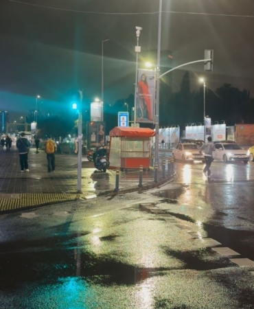 istanbulda-depremi-hisseden-vatandaslar-sokaga-dokuldu-MzUO5a9m.jpg
