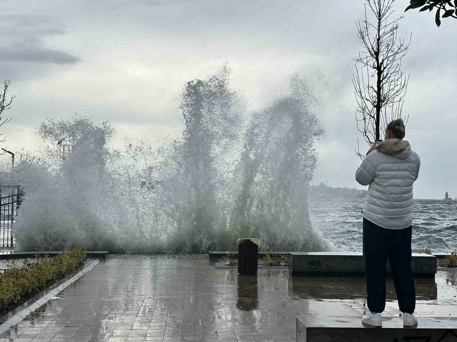 istanbulda dev dalgalar olustu 4 NMPjdnAI