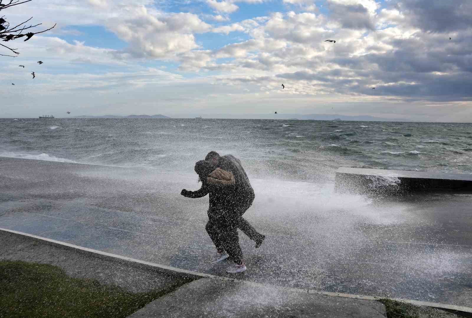 istanbulda dev dalgalara aldiris etmeden fotograf cekildiler 0 uJ81acfq