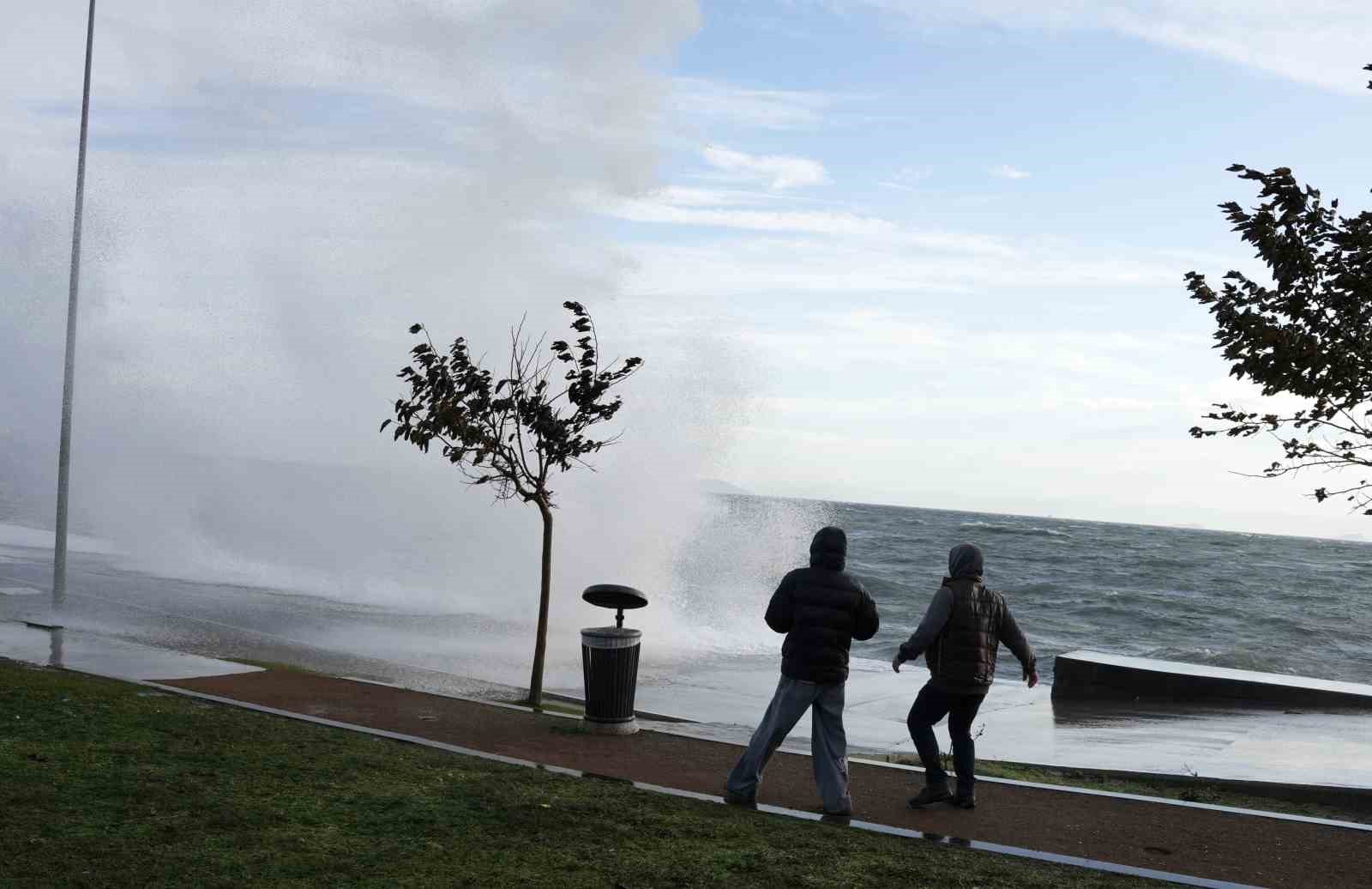 istanbulda dev dalgalara aldiris etmeden fotograf cekildiler 2 st4DzGvB