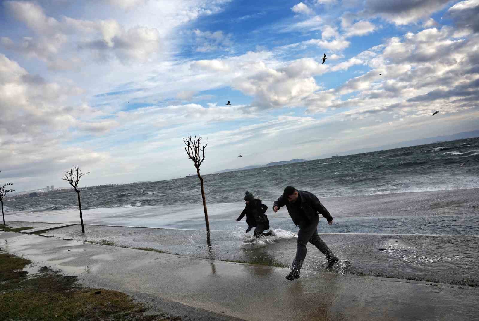 istanbulda dev dalgalara aldiris etmeden fotograf cekildiler 3