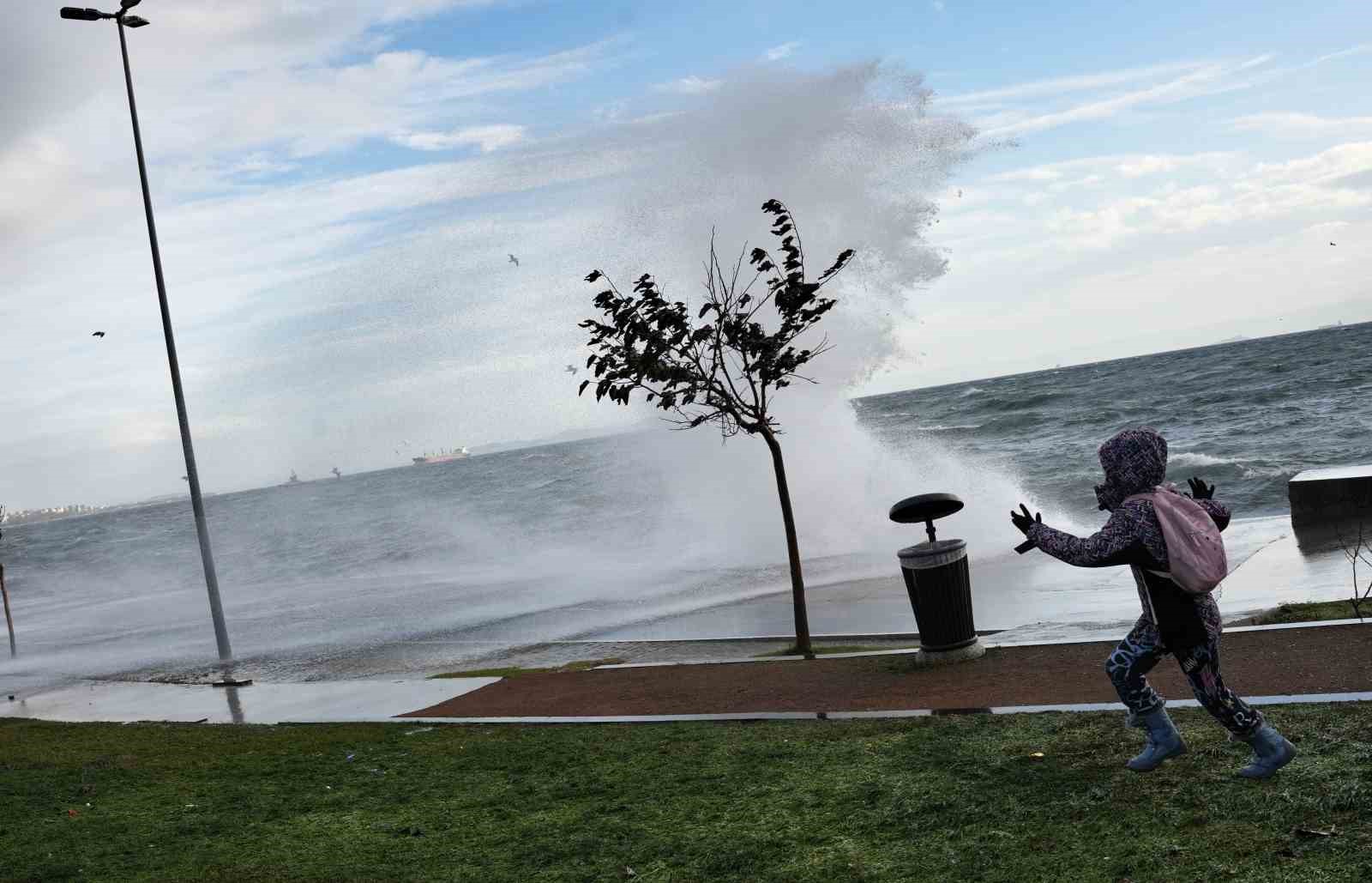 istanbulda dev dalgalara aldiris etmeden fotograf cekildiler 5 atLCQC8l