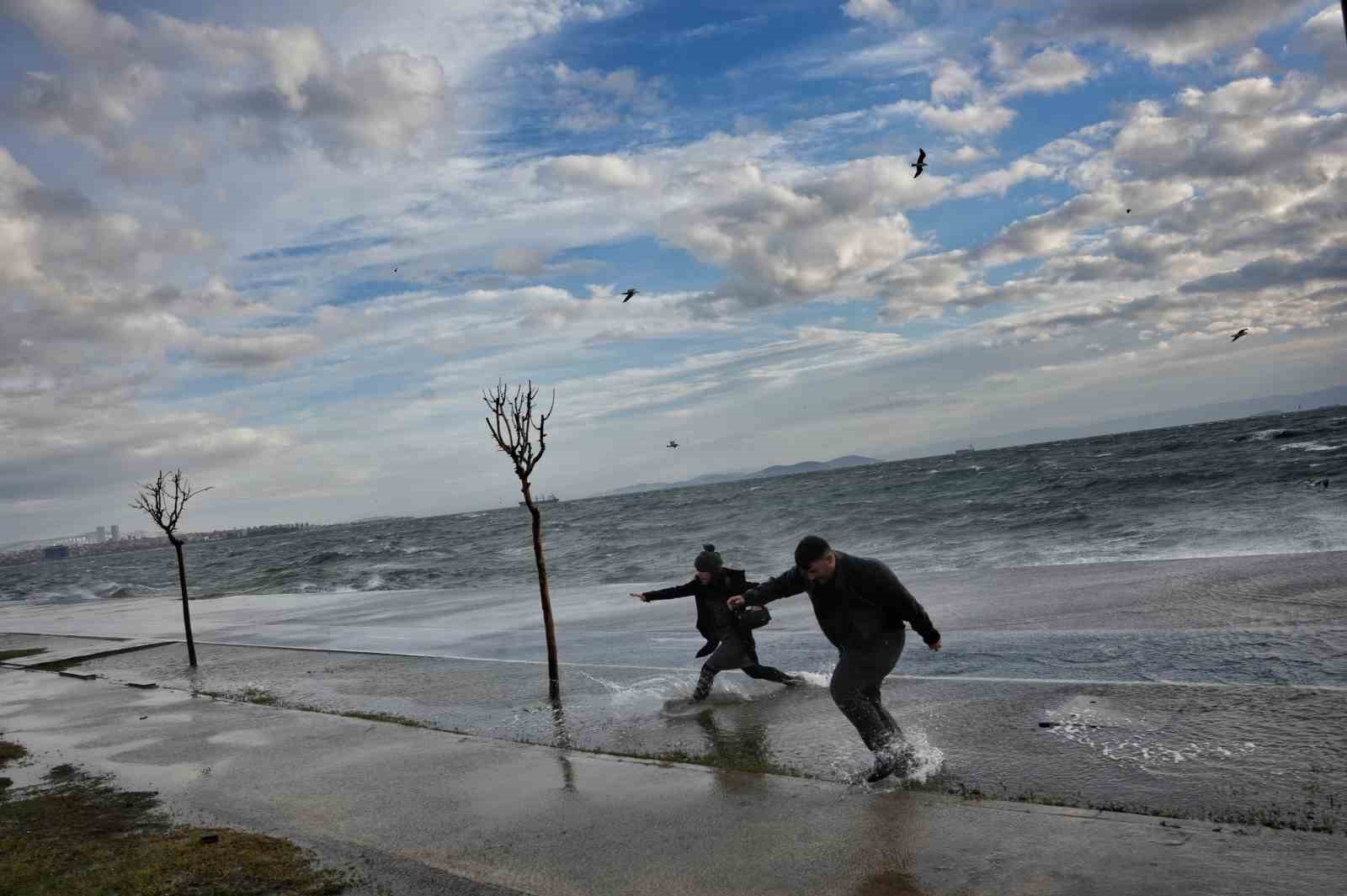 istanbulda dev dalgalara aldiris etmeden fotograf cekildiler 6 vPalBy4C