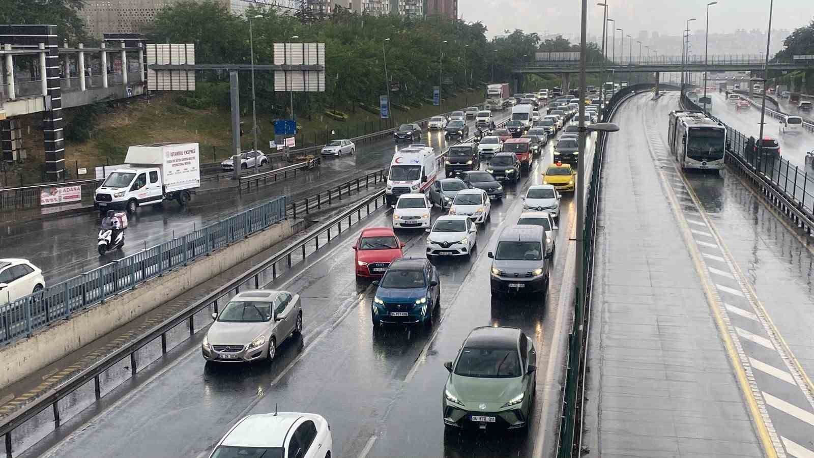 istanbulda etkili olan saganak yagis trafikte yogunluga neden oldu 0 kXpFA9iC