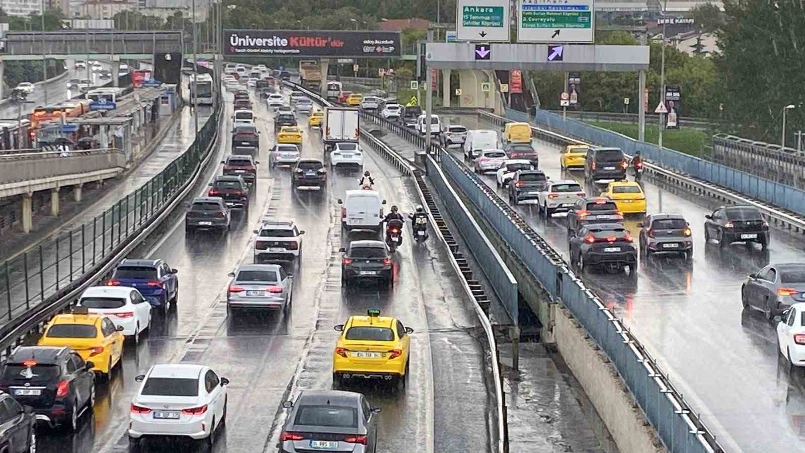 istanbulda etkili olan saganak yagis trafikte yogunluga neden oldu 1