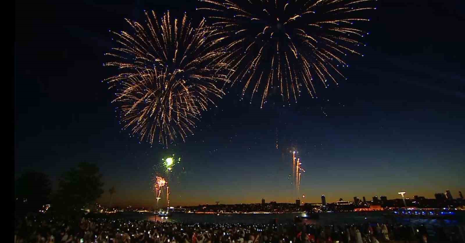 İstanbul’da fetih coşkusu: Boğaz’da havai fişek gösterisi 4 istanbulda fetih coskusu bogazda havai fisek gosterisi 0 Tl6Q9fa5