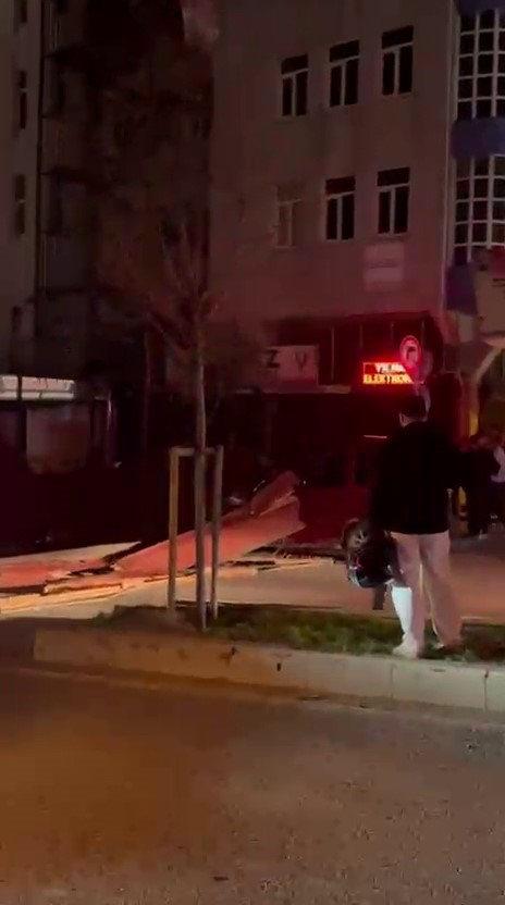 istanbulda firtinada bazi binalarin catilari uctu 0 LINwa17i