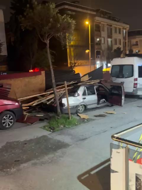 istanbulda firtinada bazi binalarin catilari uctu 1