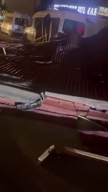 istanbulda firtinada bazi binalarin catilari uctu 2 gPd3LPH8