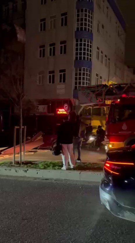 istanbulda firtinada bazi binalarin catilari uctu 3 6c1RCzdK