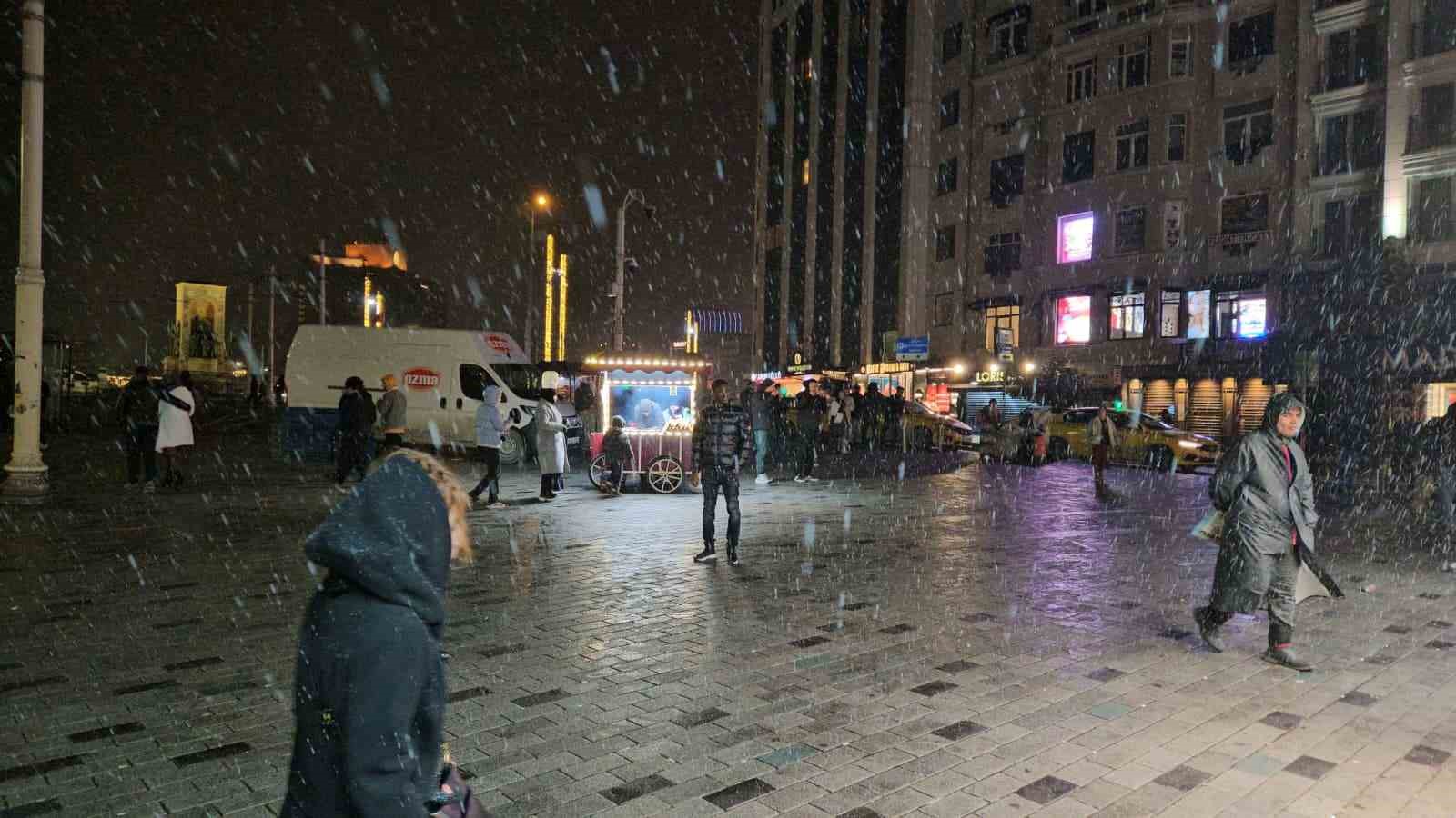 istanbulda gece saatlerinde yagmasi beklenen kar araliklarla etkisini gosterdi 1 WfjH779Y