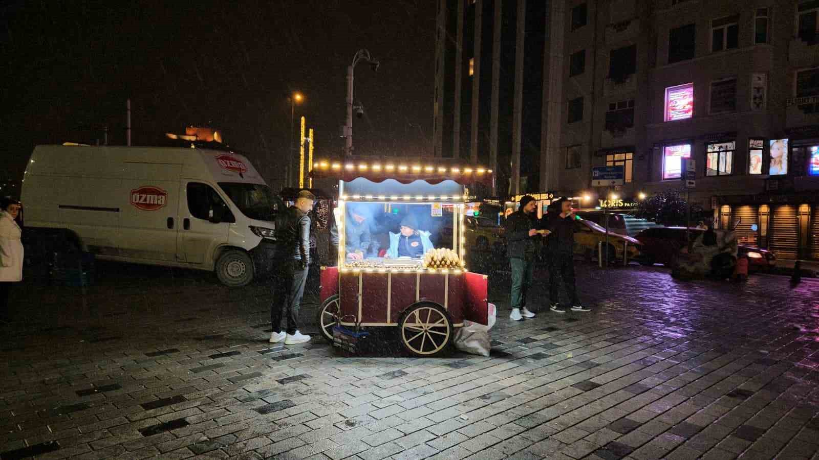istanbulda gece saatlerinde yagmasi beklenen kar araliklarla etkisini gosterdi 2 3fvq2kAi