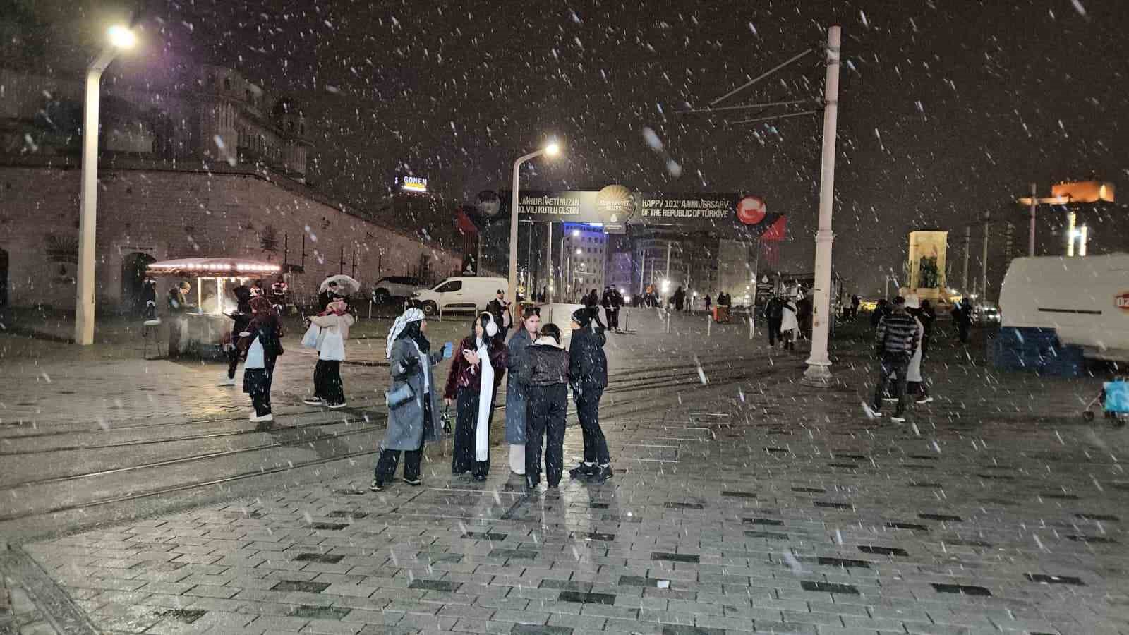 istanbulda gece saatlerinde yagmasi beklenen kar araliklarla etkisini gosterdi 3 hzmibuaO