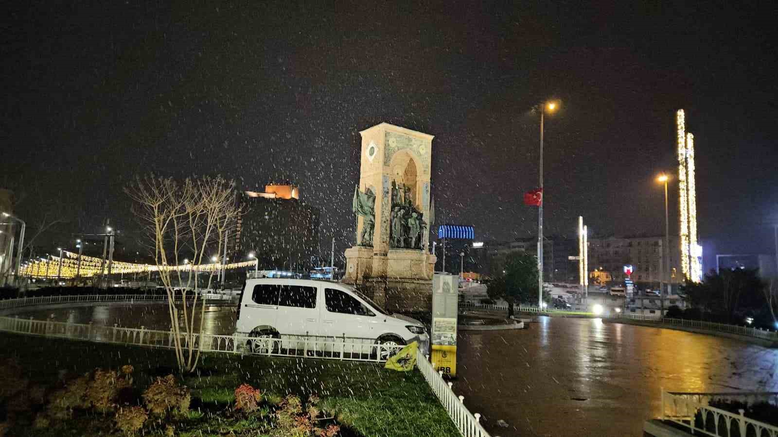 istanbulda gece saatlerinde yagmasi beklenen kar araliklarla etkisini gosterdi 4