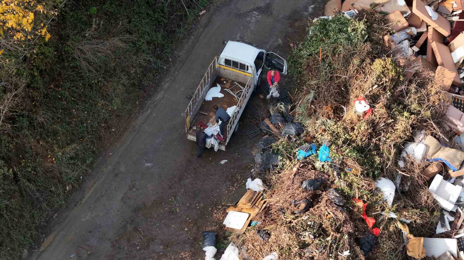 istanbulda gokdelenlerin golgesinde kacak moloz dokumu 0 rhJDMuI9