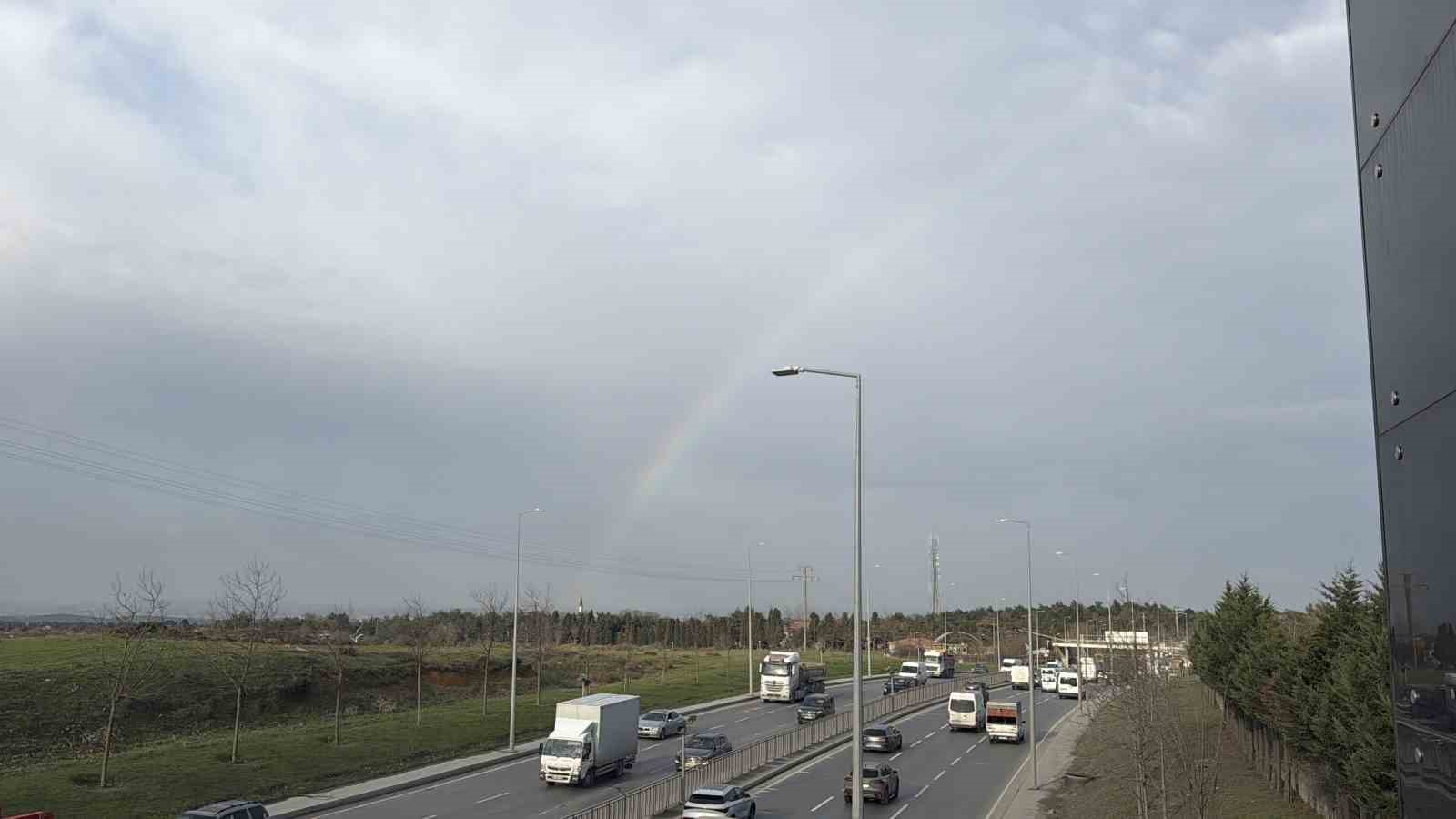 istanbulda gokkusagi trafikte gorsel solen olusturdu 0