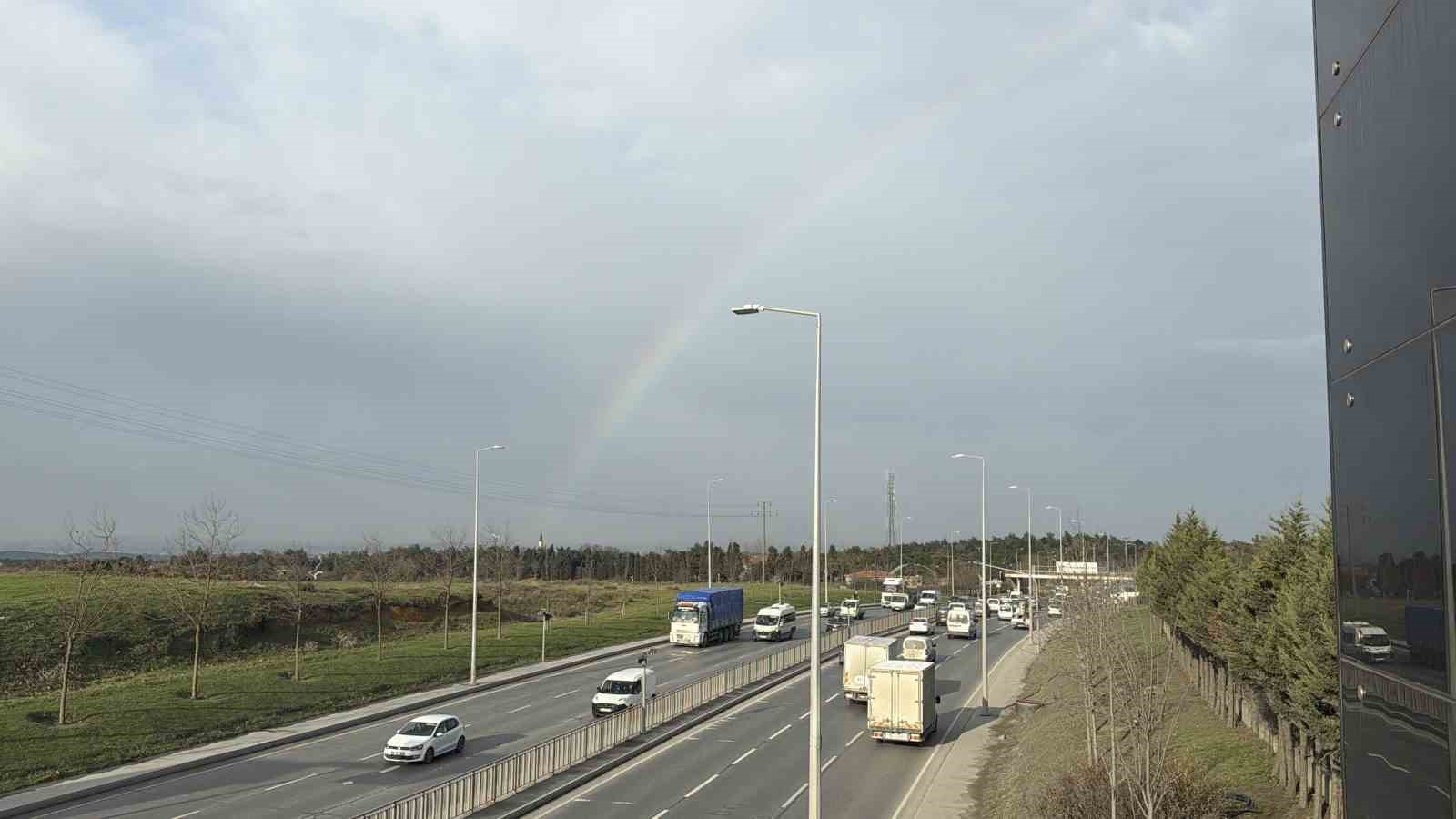 istanbulda gokkusagi trafikte gorsel solen olusturdu 2 ZPBSN5yr