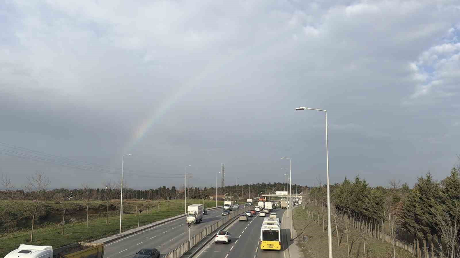 istanbulda gokkusagi trafikte gorsel solen olusturdu 3 h5EbFccf