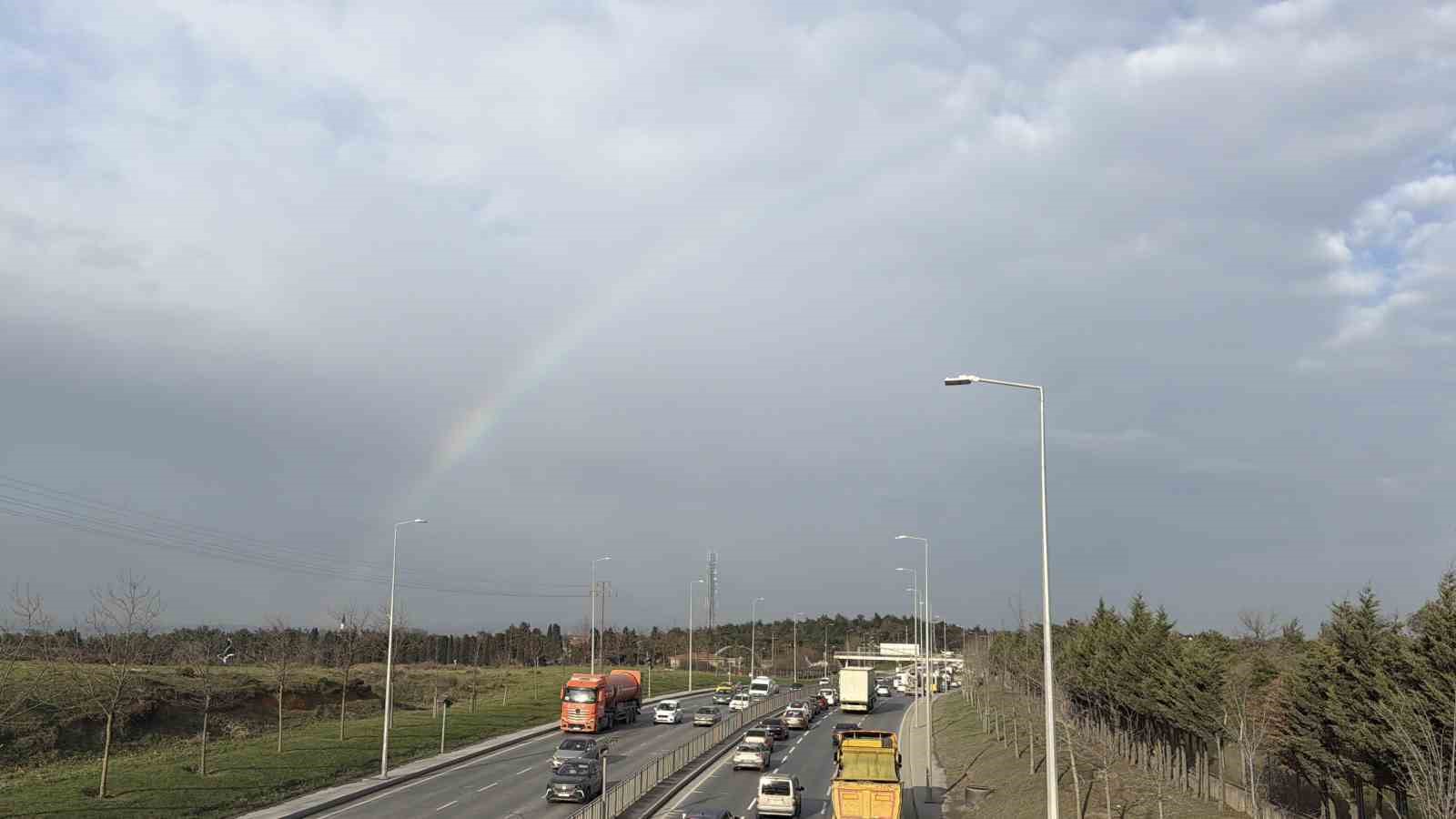 istanbulda gokkusagi trafikte gorsel solen olusturdu 4 2DuO96Yf