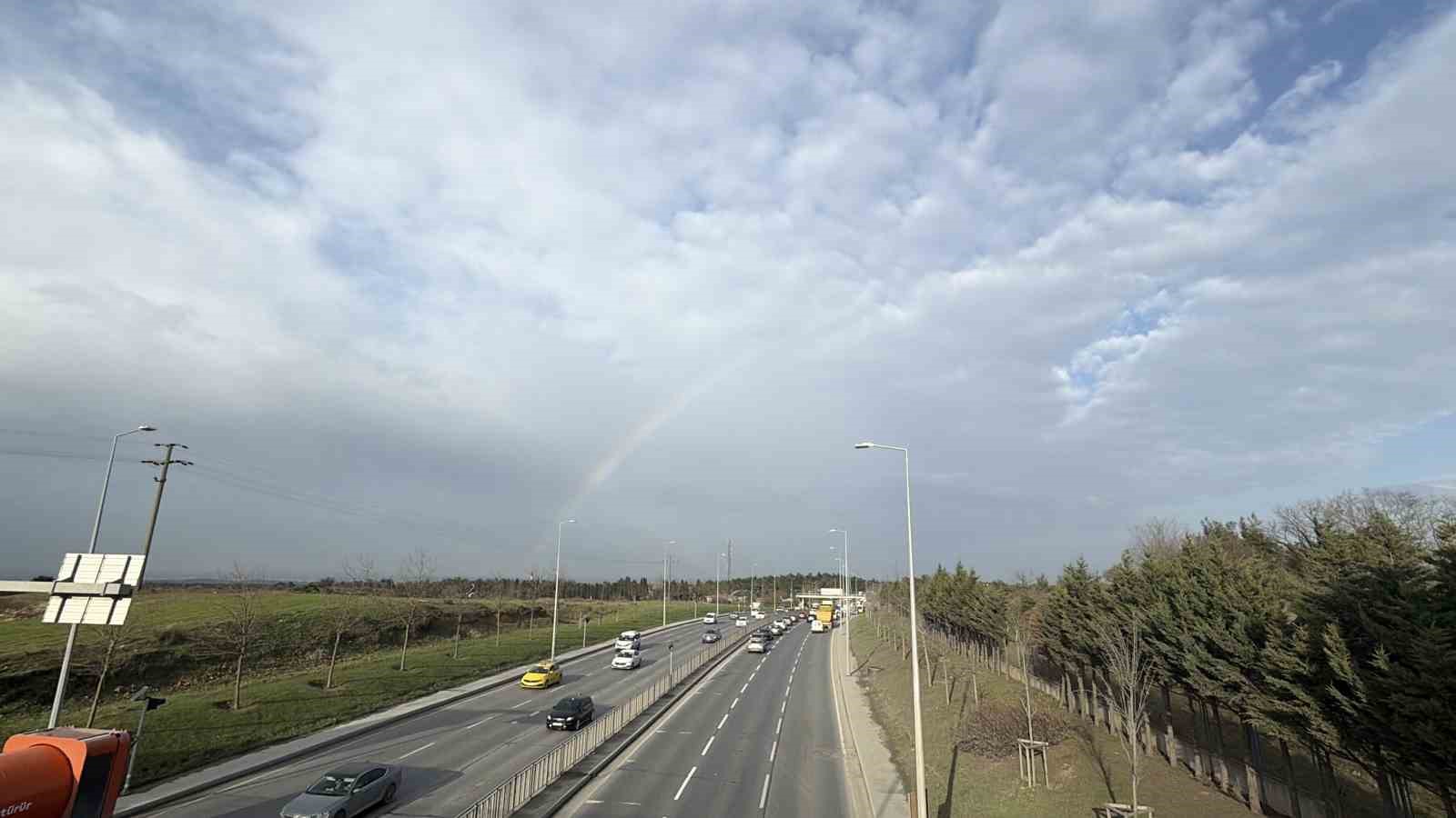istanbulda gokkusagi trafikte gorsel solen olusturdu 5