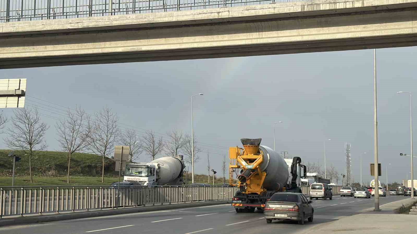 istanbulda gokkusagi trafikte gorsel solen olusturdu 6 Pm741mYg