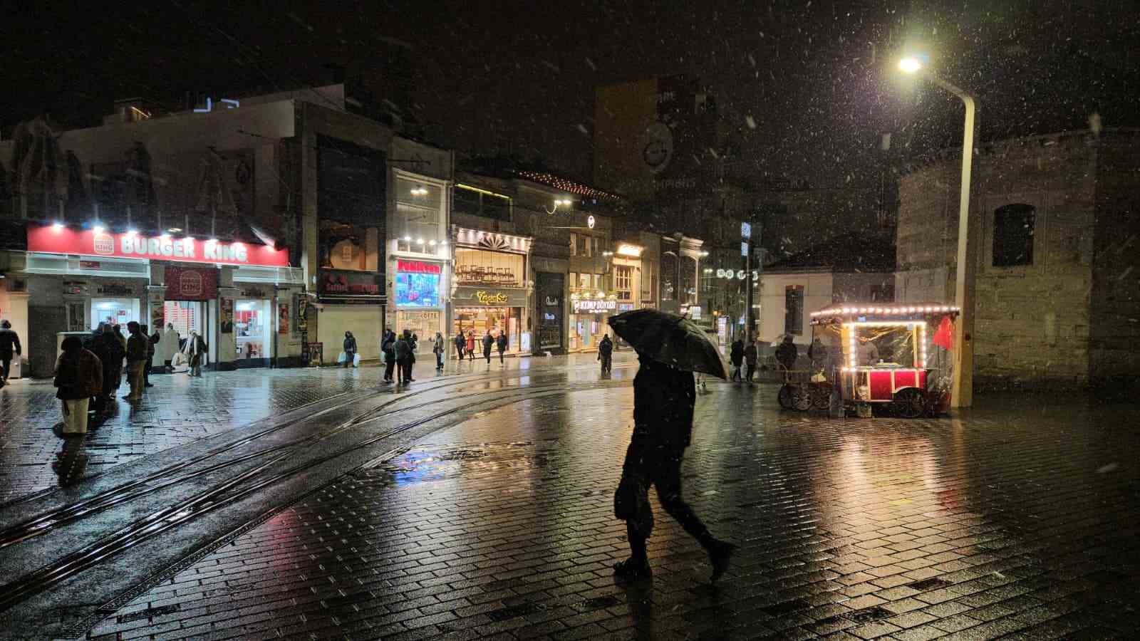 İstanbul’da gün boyu beklenen kar yağışı gece saatlerinde etkisini gösterdi 5 istanbulda gun boyu beklenen kar yagisi gece saatlerinde etkisini gosterdi 1 gfACEGp7