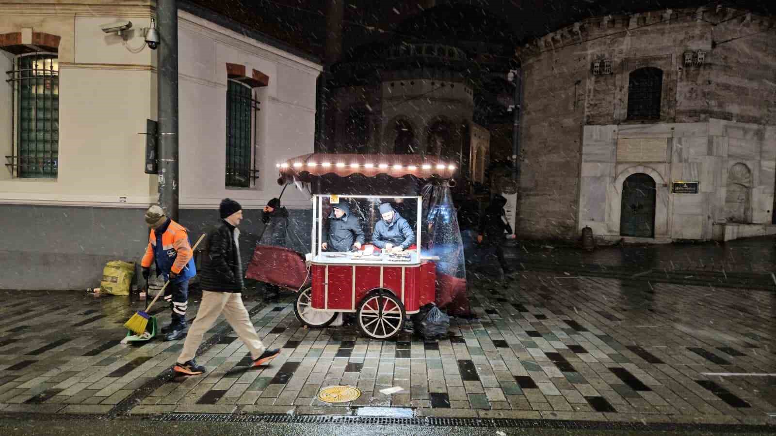 İstanbul’da gün boyu beklenen kar yağışı gece saatlerinde etkisini gösterdi 14 istanbulda gun boyu beklenen kar yagisi gece saatlerinde etkisini gosterdi 10 qn95qjFp
