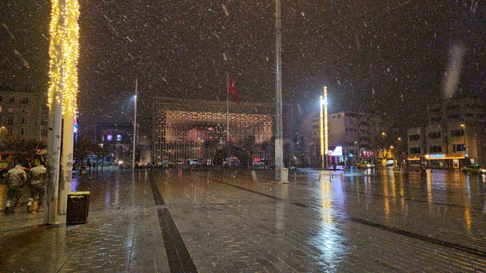 İstanbul’da gün boyu beklenen kar yağışı gece saatlerinde etkisini gösterdi 6 istanbulda gun boyu beklenen kar yagisi gece saatlerinde etkisini gosterdi 2 SFI6p63y