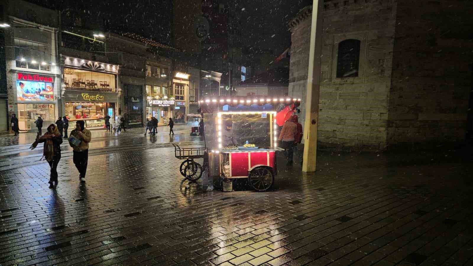 İstanbul’da gün boyu beklenen kar yağışı gece saatlerinde etkisini gösterdi 7 istanbulda gun boyu beklenen kar yagisi gece saatlerinde etkisini gosterdi 3 y7ytzANb