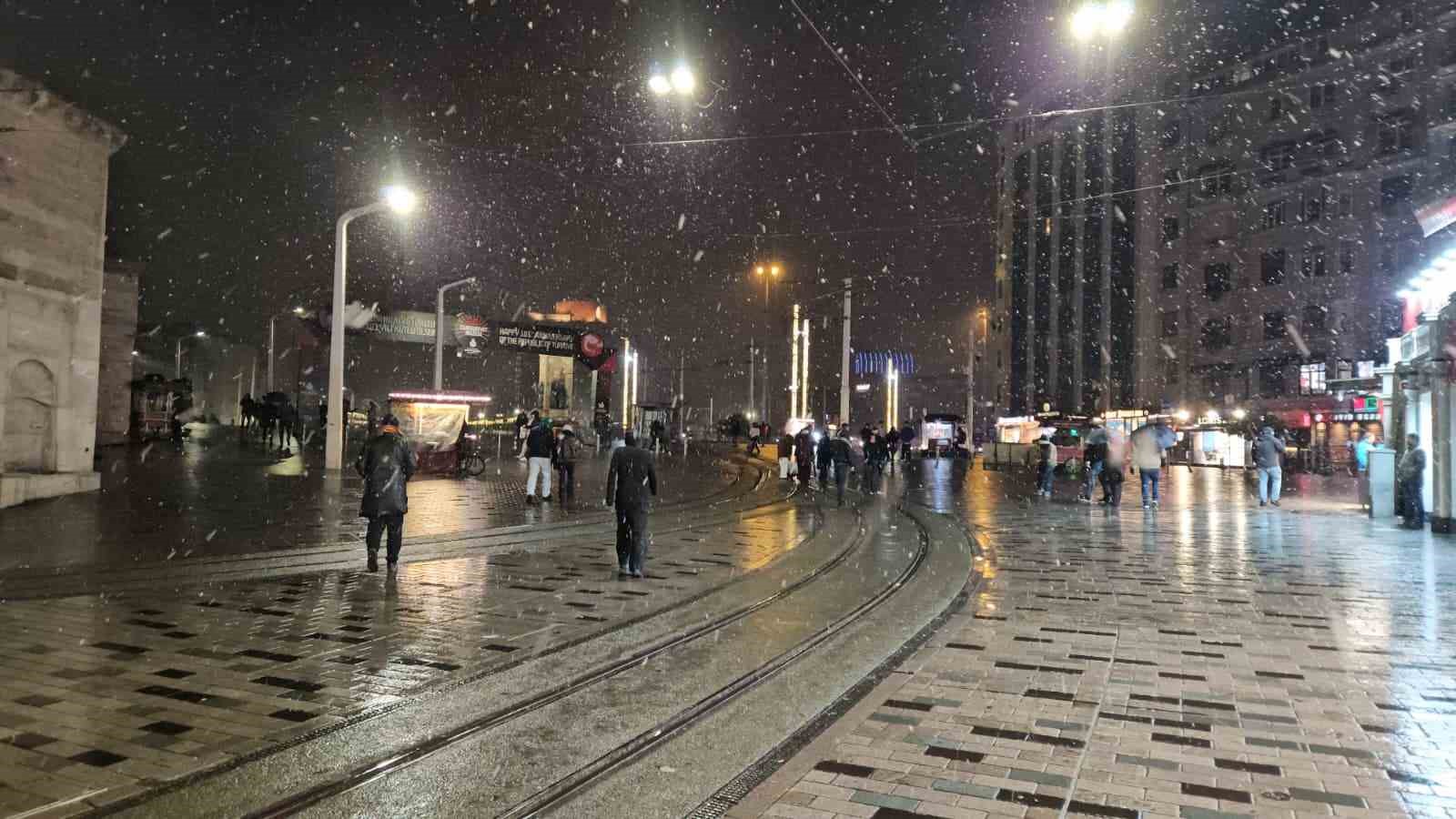 İstanbul’da gün boyu beklenen kar yağışı gece saatlerinde etkisini gösterdi 8 istanbulda gun boyu beklenen kar yagisi gece saatlerinde etkisini gosterdi 4