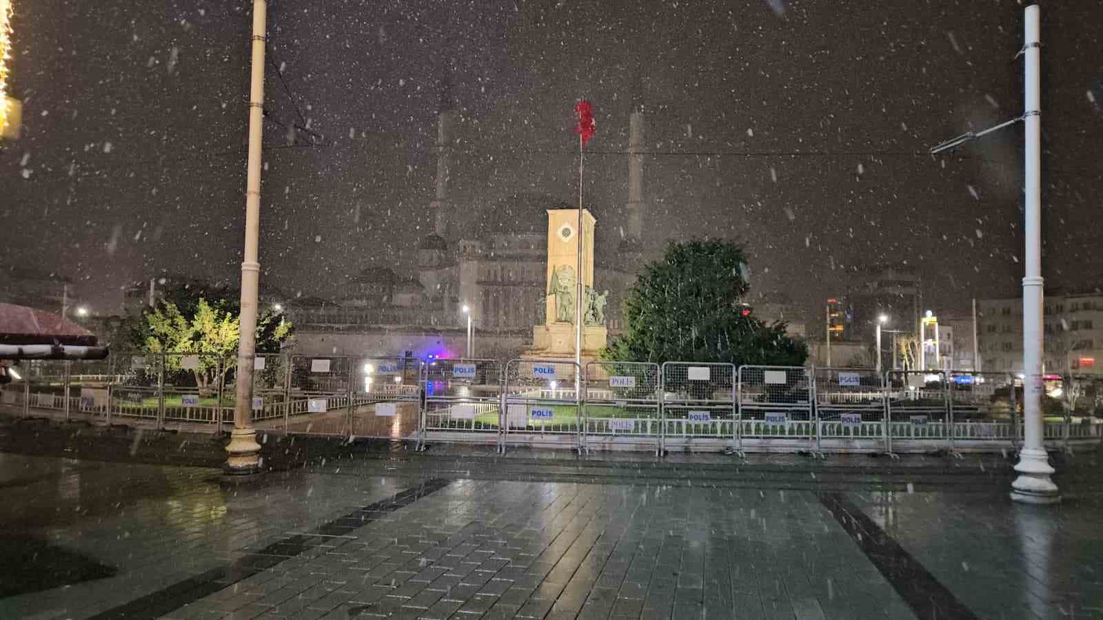 İstanbul’da gün boyu beklenen kar yağışı gece saatlerinde etkisini gösterdi 9 istanbulda gun boyu beklenen kar yagisi gece saatlerinde etkisini gosterdi 5