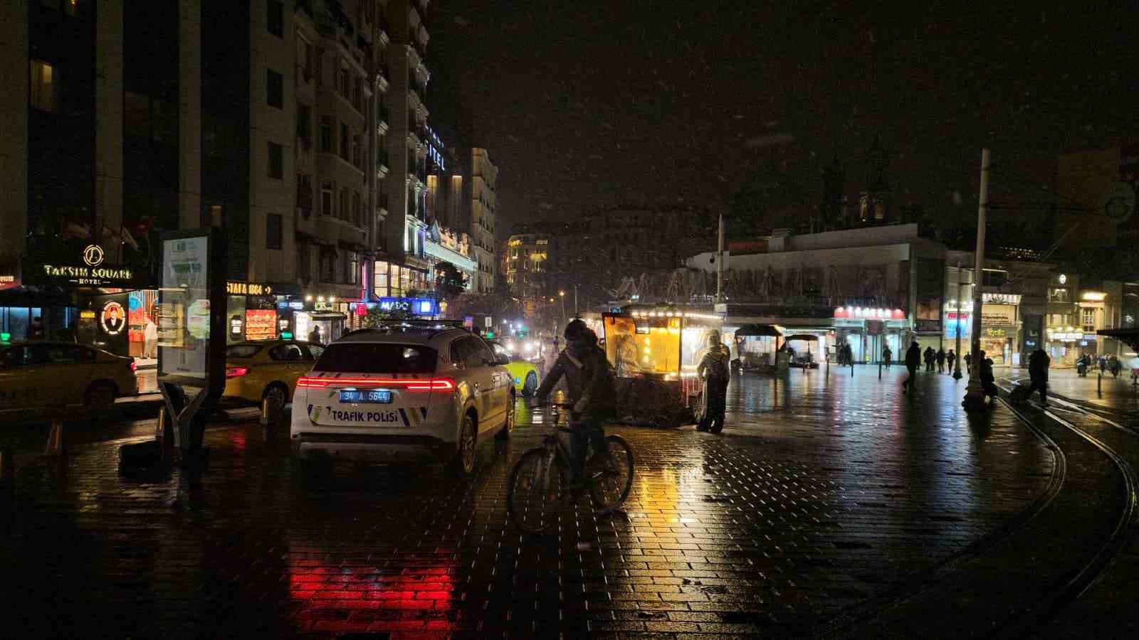 İstanbul’da gün boyu beklenen kar yağışı gece saatlerinde etkisini gösterdi 10 istanbulda gun boyu beklenen kar yagisi gece saatlerinde etkisini gosterdi 6 9qdFPBRu