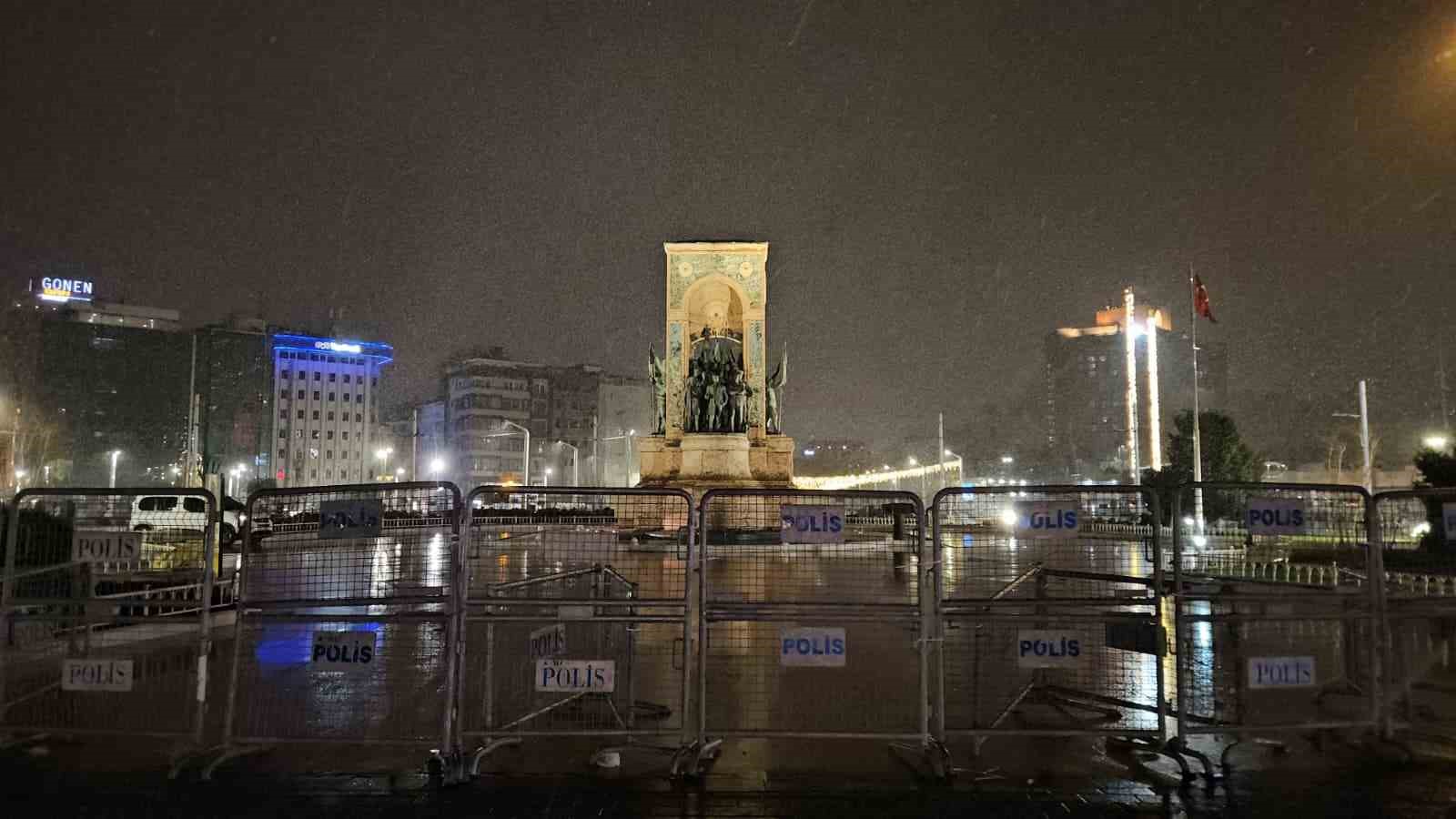 İstanbul’da gün boyu beklenen kar yağışı gece saatlerinde etkisini gösterdi 11 istanbulda gun boyu beklenen kar yagisi gece saatlerinde etkisini gosterdi 7 DRI81rFK