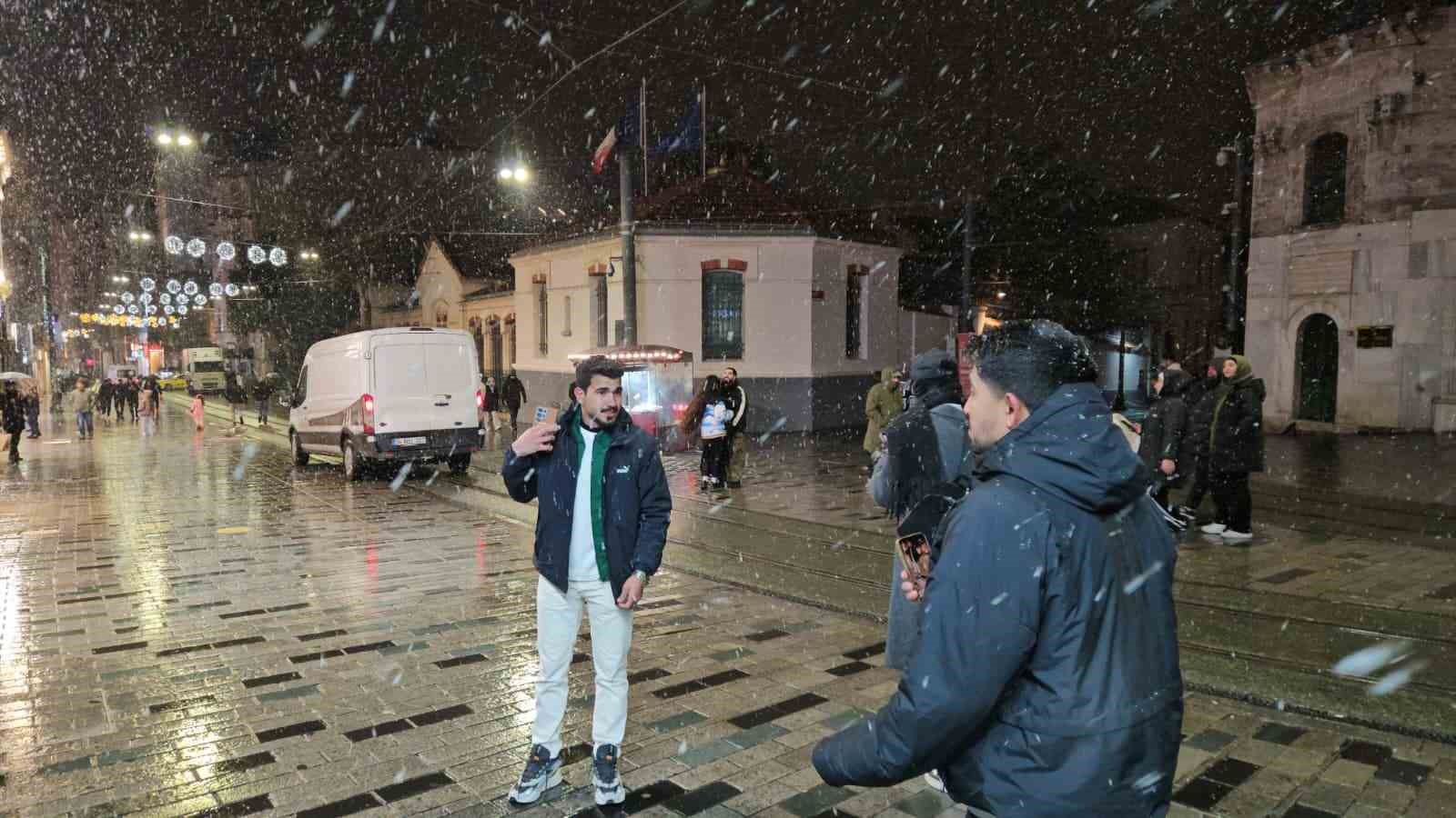 İstanbul’da gün boyu beklenen kar yağışı gece saatlerinde etkisini gösterdi 12 istanbulda gun boyu beklenen kar yagisi gece saatlerinde etkisini gosterdi 8