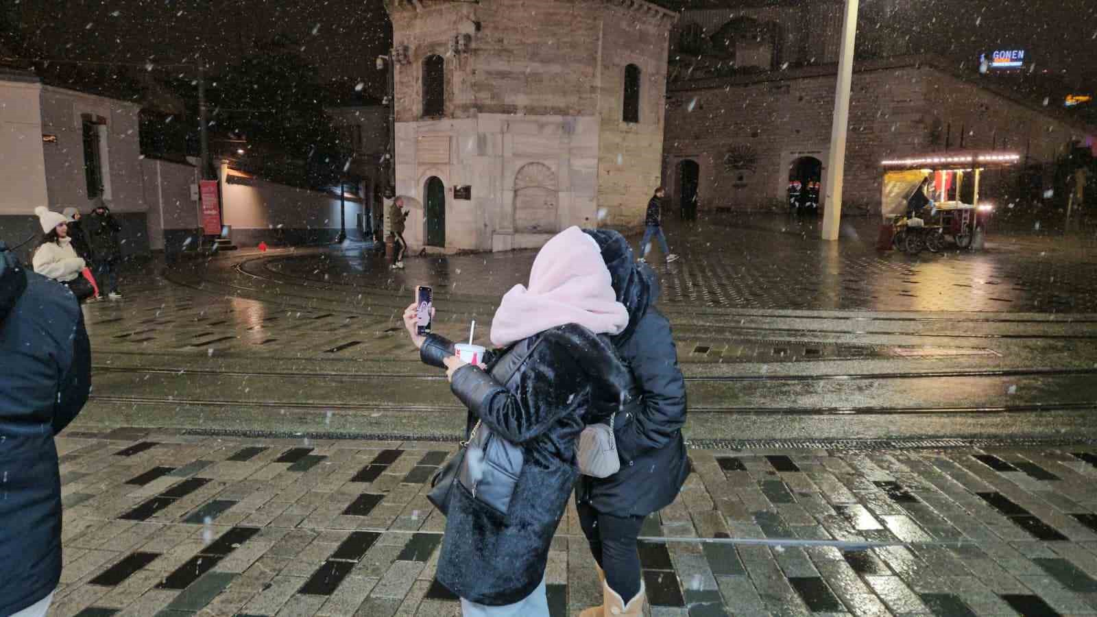 İstanbul’da gün boyu beklenen kar yağışı gece saatlerinde etkisini gösterdi 13 istanbulda gun boyu beklenen kar yagisi gece saatlerinde etkisini gosterdi 9