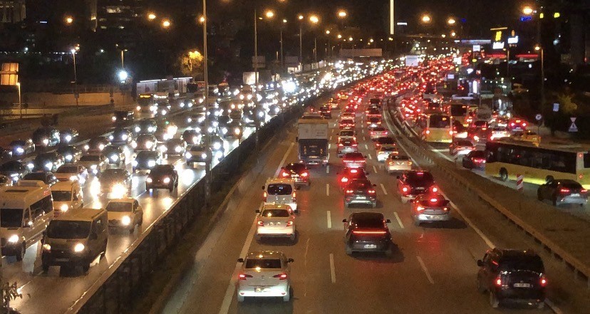 istanbulda haftanin ilk mesai gununde aksam trafigi yuzde 78e ulasti 0 FDbbNcHd