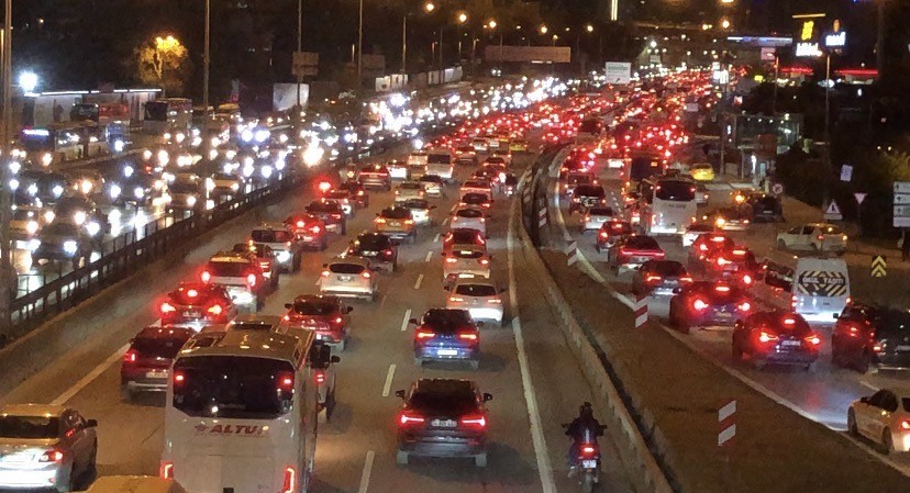 istanbulda haftanin ilk mesai gununde aksam trafigi yuzde 78e ulasti 1 uQjvX3ik