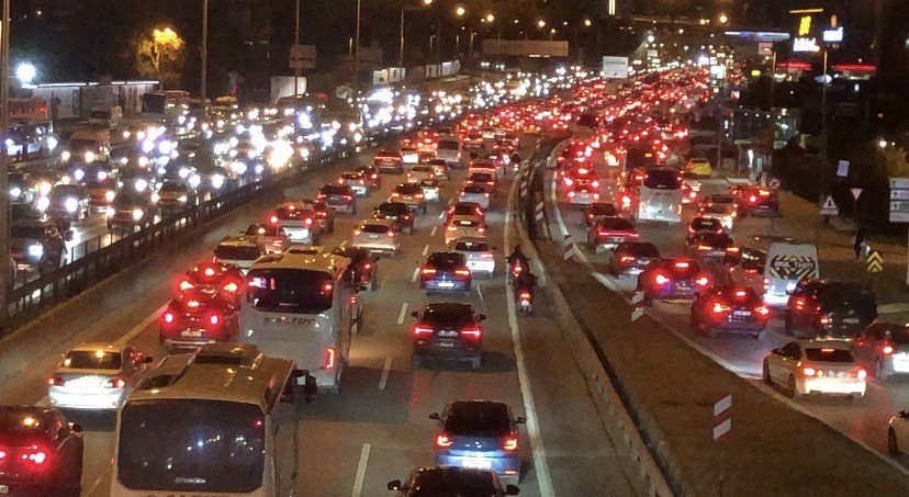 istanbulda haftanin ilk mesai gununde aksam trafigi yuzde 78e ulasti 2 ZvUruNPD
