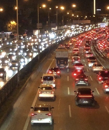 istanbulda-haftanin-ilk-mesai-gununde-aksam-trafigi-yuzde-78e-ulasti-wVa8uyDf.jpg