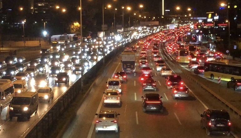 istanbulda-haftanin-ilk-mesai-gununde-aksam-trafigi-yuzde-78e-ulasti-wVa8uyDf.jpg