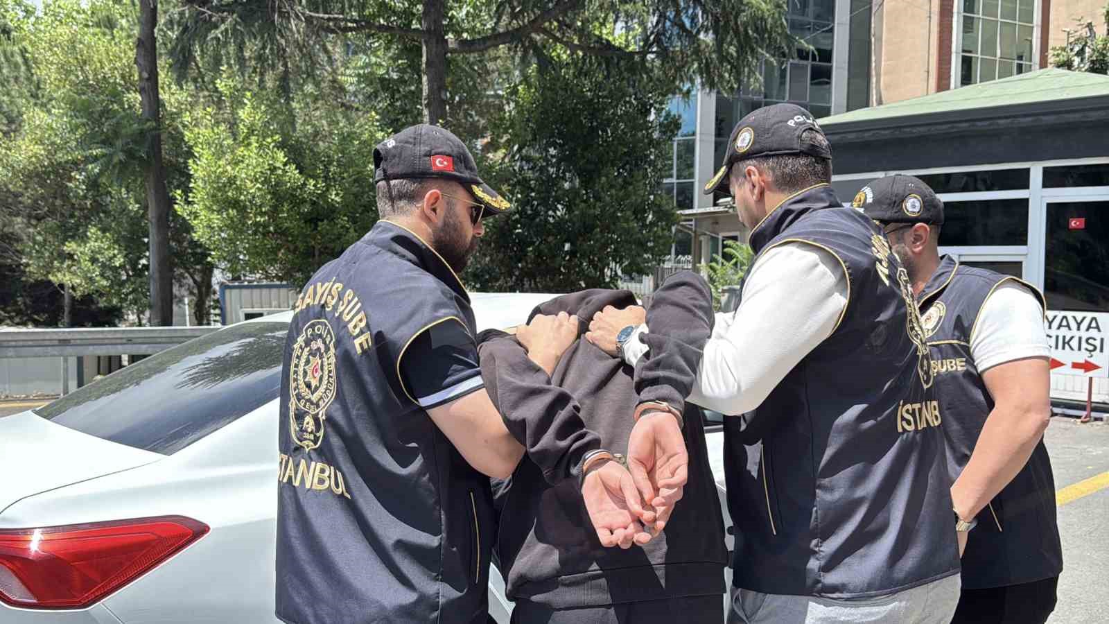 İstanbul’da haraç istedikleri iş yerlerini kurşunlayan ve tehditte bulunan 5 şüpheli adliyeye sevk edildi 6 istanbulda harac istedikleri is yerlerini kursunlayan ve tehditte bulunan 5 supheli adliyeye sevk edildi paVIXFRB