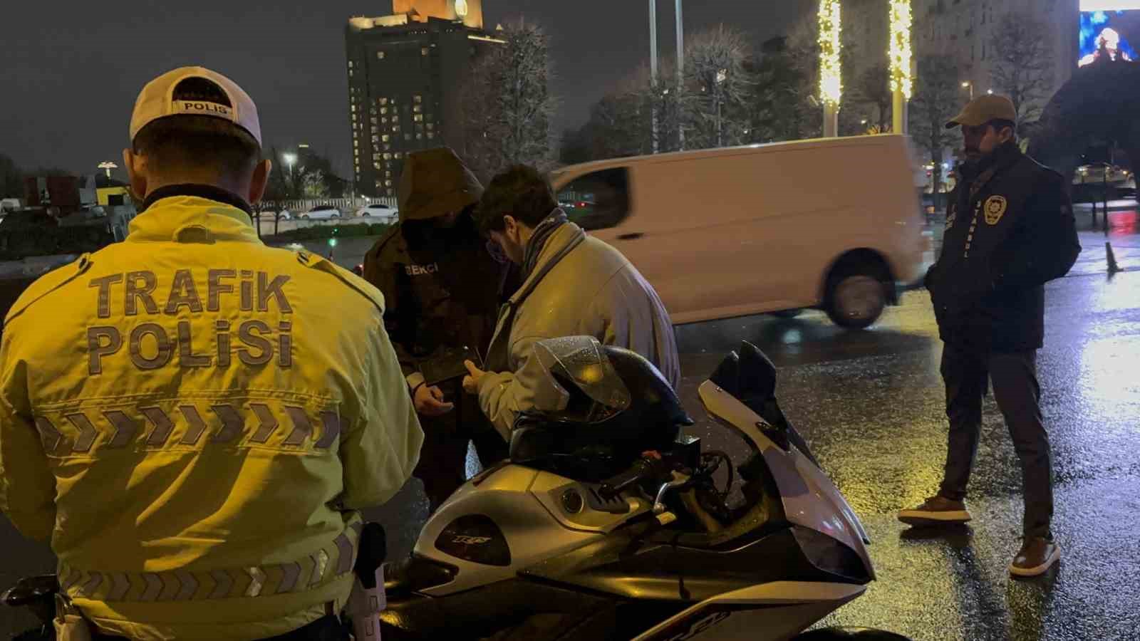 İstanbul’da helikopter destekli ‘Huzur İstanbul’ uygulaması 5 istanbulda helikopter destekli huzur istanbul uygulamasi 1 qKkNyITs