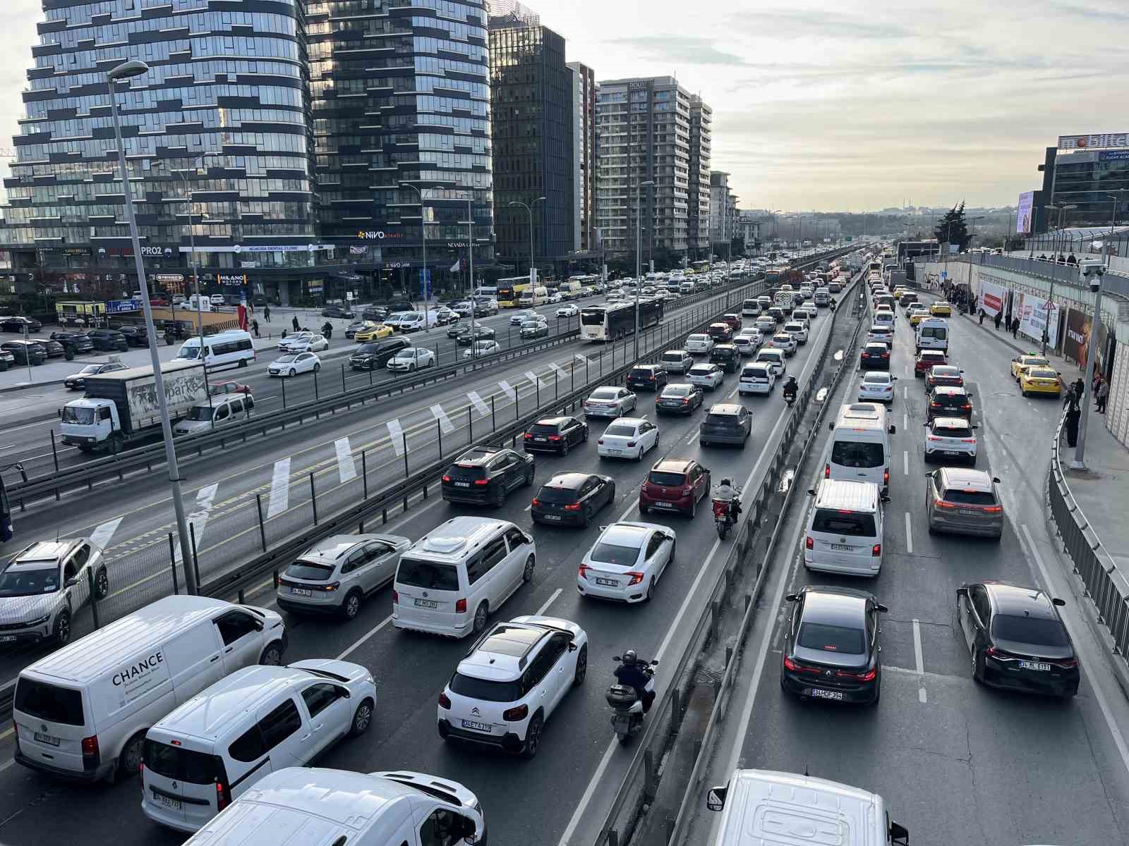 istanbulda iftar oncesi trafik yogunlugu yuzde 81e cikti 0 zdQDfr23