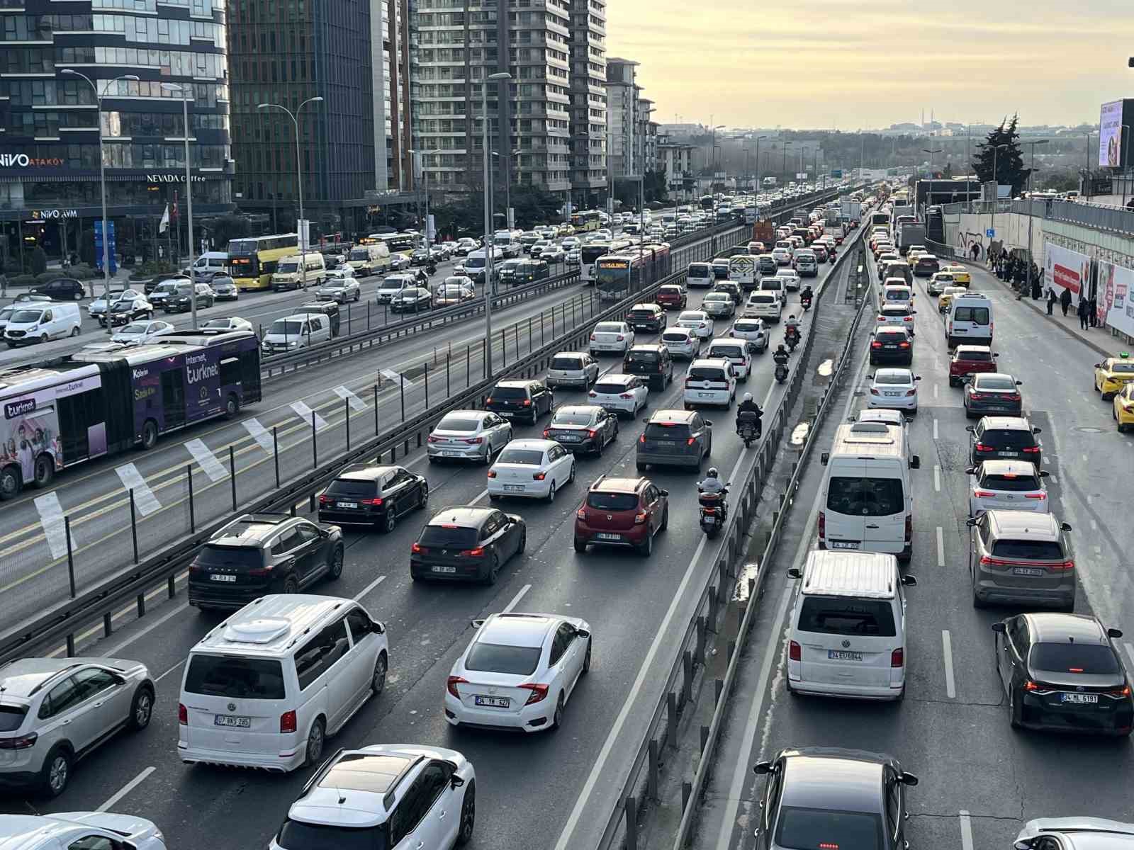 istanbulda iftar oncesi trafik yogunlugu yuzde 81e cikti 1 k52LSSrB