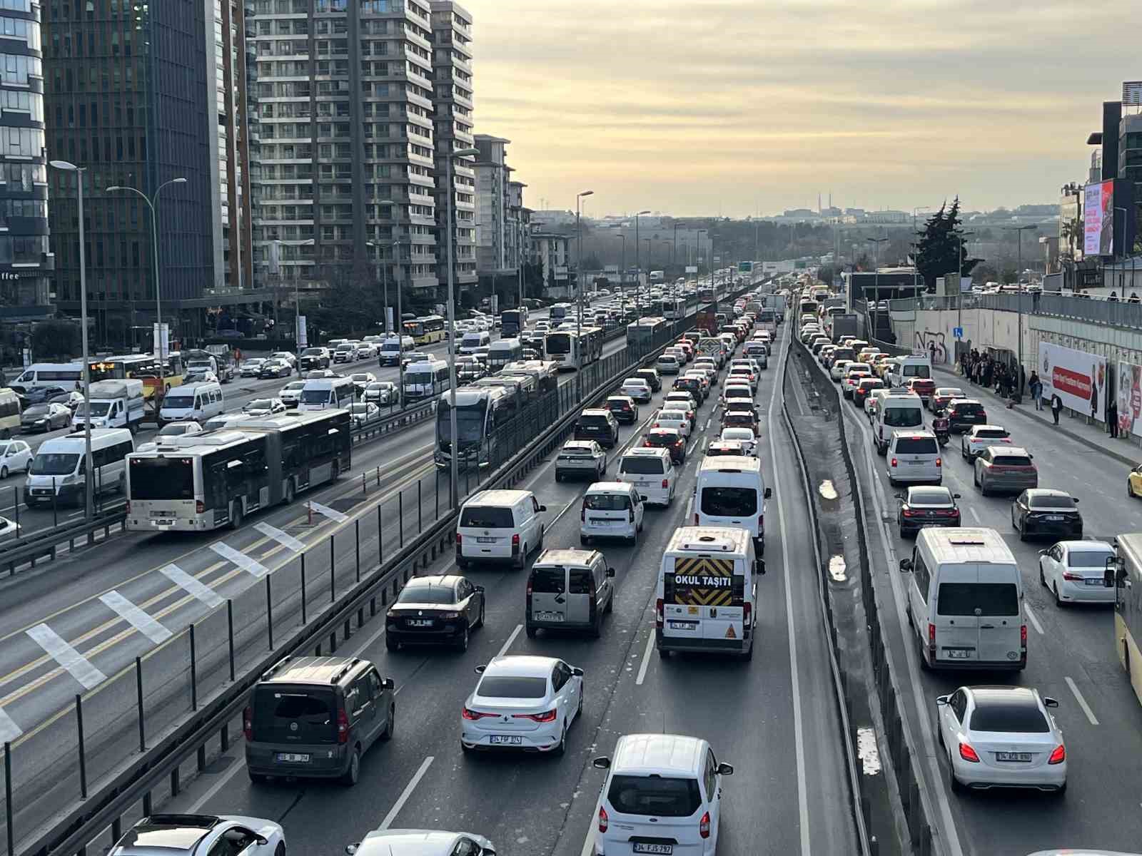 istanbulda iftar oncesi trafik yogunlugu yuzde 81e cikti 2 4rfATF6n