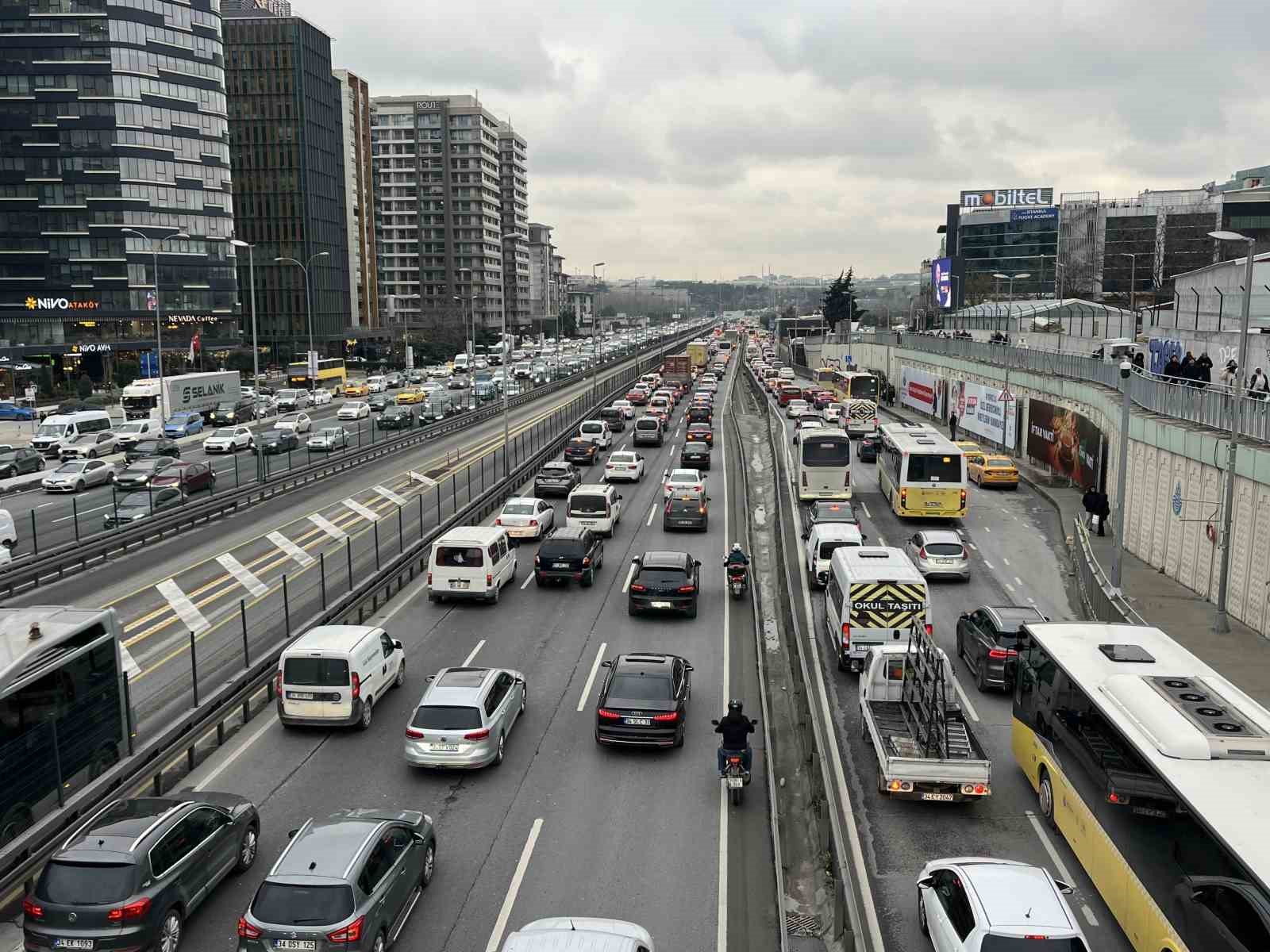 istanbulda iftar oncesi trafik yogunlugu yuzde 87e cikti 1 KGHqwV9C